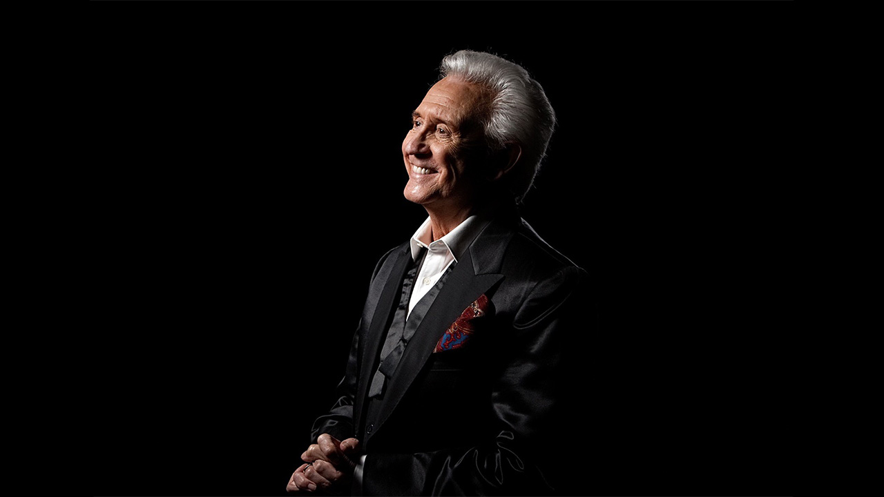 Tony Christie’s remarkable journey through music highlights decades of unforgettable albums, powerful collaborations, and a career revival that reintroduced his iconic voice to a new generation of listeners